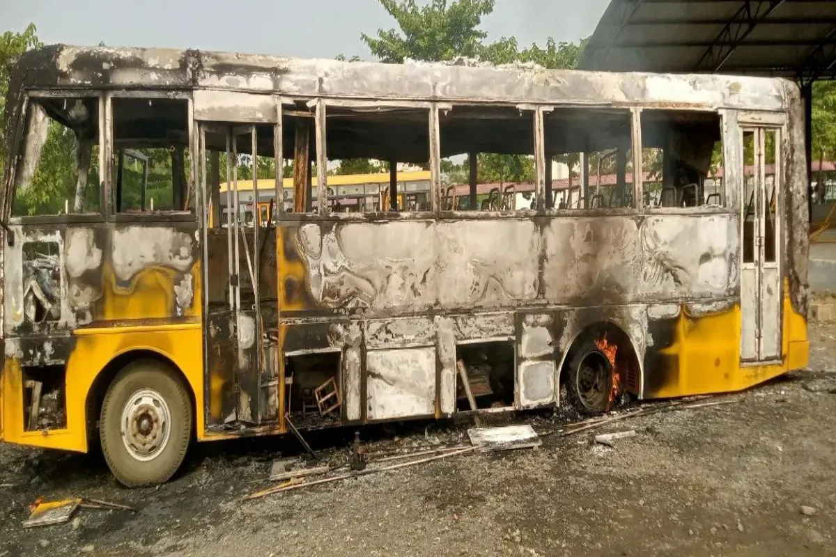 VIT यूनिवर्सिटी में आगजनी और हंगामा, अब भी धूं-धूंकर जल रही बस