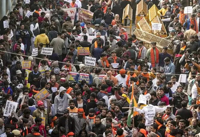 हिंदुओं पर कथित हिंसा के विरोध में बांग्लादेश उप उच्चायोग की ओर मार्च  निकाला - Navabharat News