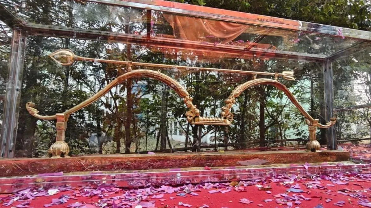 अयोध्या: 286 किलो वजनी पंचधातु कोदंड पहुंचा, रामलला को समर्पित, लाखों की  कीमत वाला भव्य धनुष आज प्राण प्रतिष्ठा की वर्षगांठ पर अर्पित