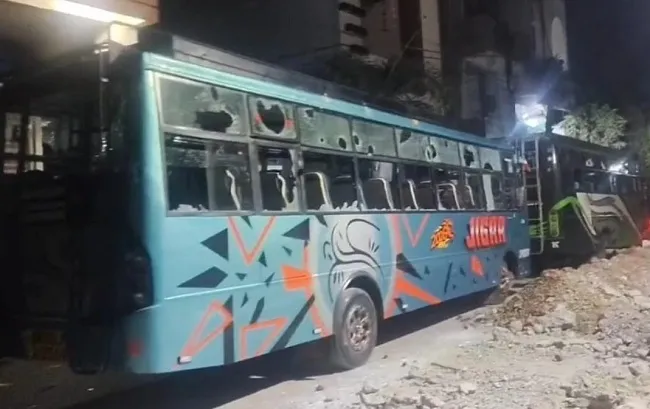 उज्जैन में दो पक्षों के बीच हिंसक झड़प, 11 बसों में तोड़फोड़, भारी पुलिस बल  तैनात