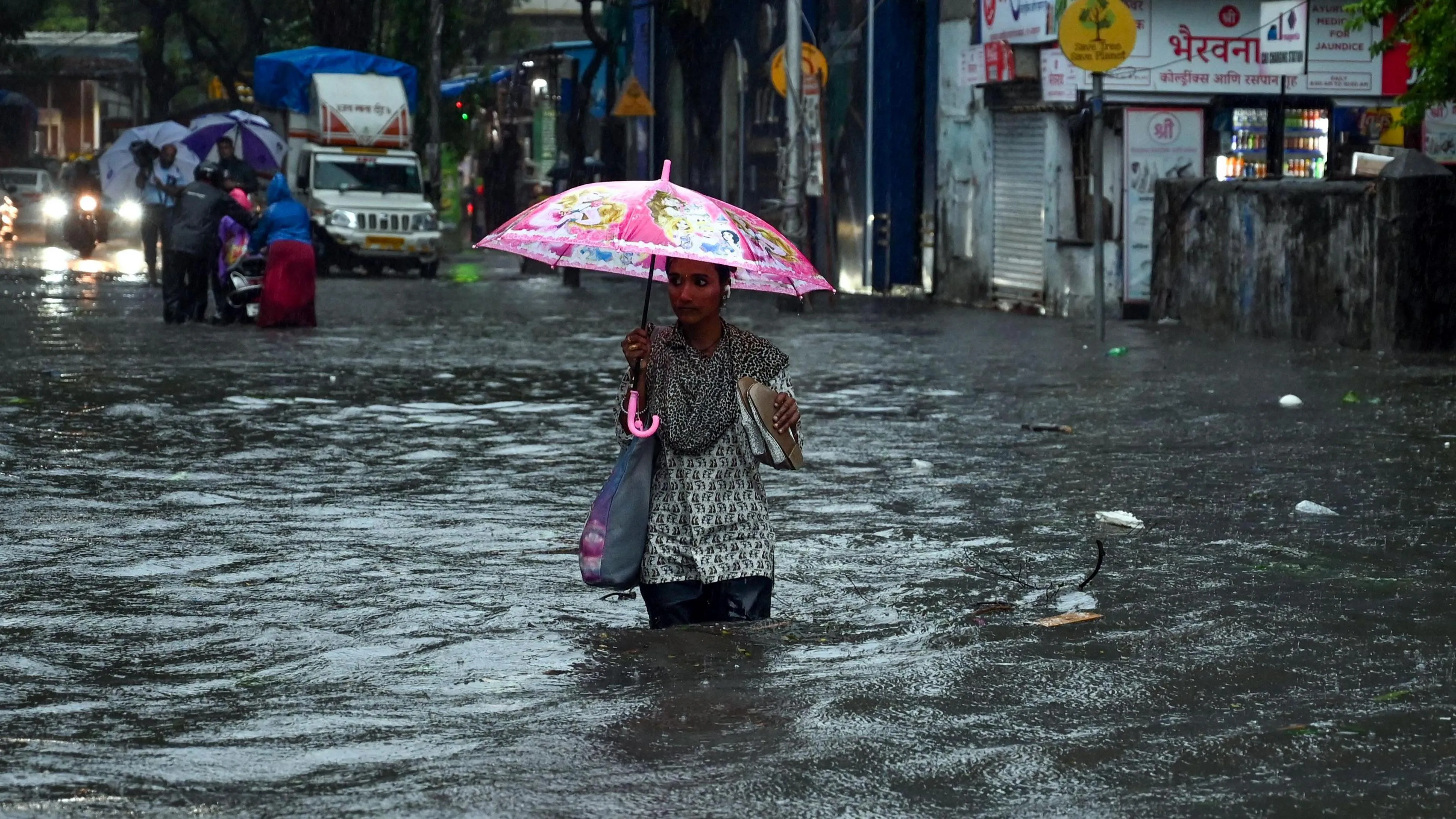 Monsoon mayhem: Why lashing rains wreak havoc annually in India's cities -  BBC News