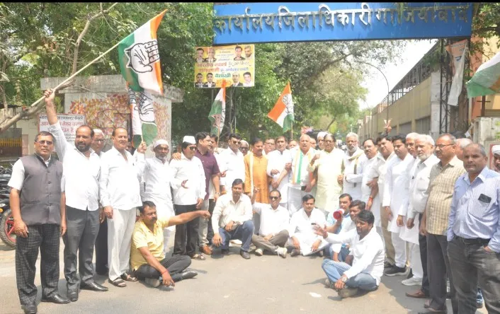 जिला मुख्यालय पर प्रदर्शन