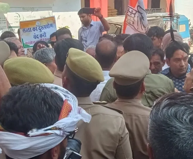 कांग्रेस के वरिष्ठ नेताओं को आरोपी बनाए जाने से आक्रोश पनप गया है।