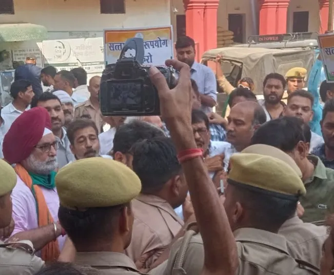 कांग्रेस के वरिष्ठ नेताओं को आरोपी बनाए जाने से आक्रोश पनप गया है।