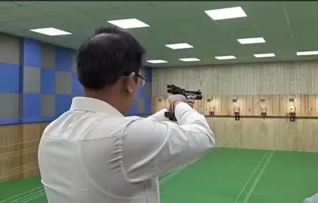 शाहजहांपुर डीएम ने लगाया निशाना