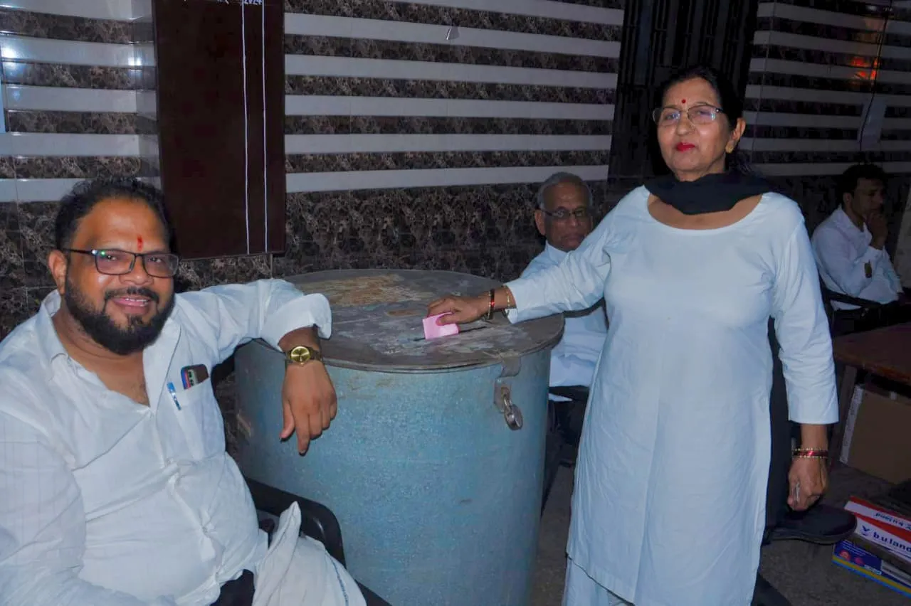 मतदान करते अधिवक्ता
