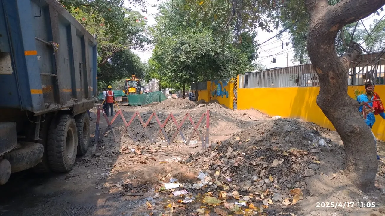 स्टेडियम रोड से डीडीपुरम पेट्रोल पंप वाले रास्ते पर नगर निगम की ओर से कराया जा रहा है। निर्माण कार्य