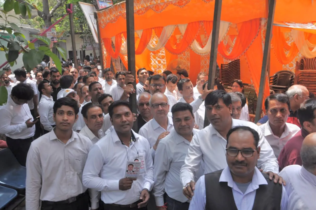 मतदान के लिए लाइन