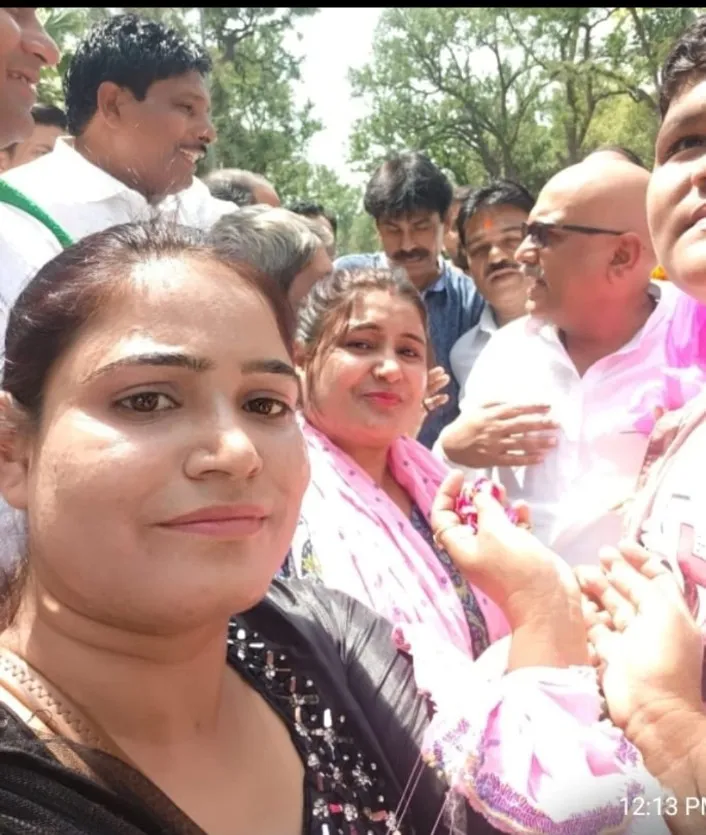 लोनी नगर अध्यक्ष सोना खान 