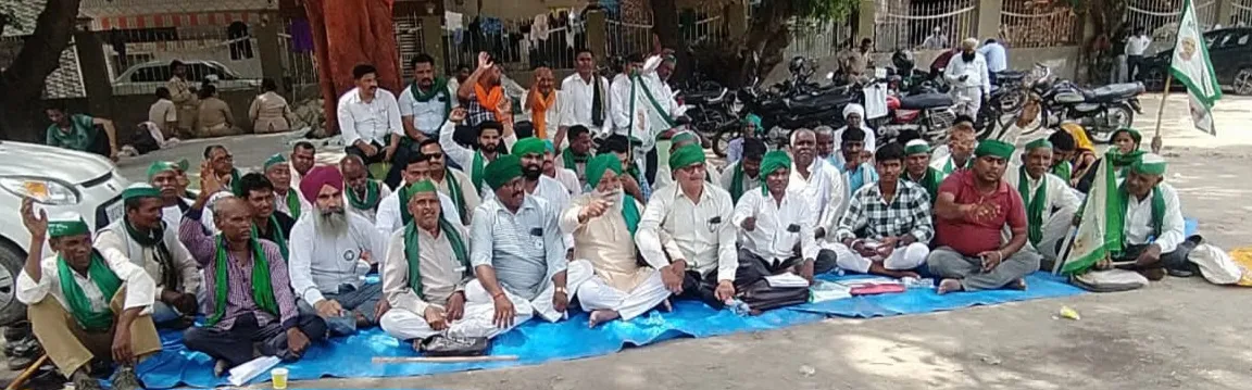 किसानों ने सौंपा
