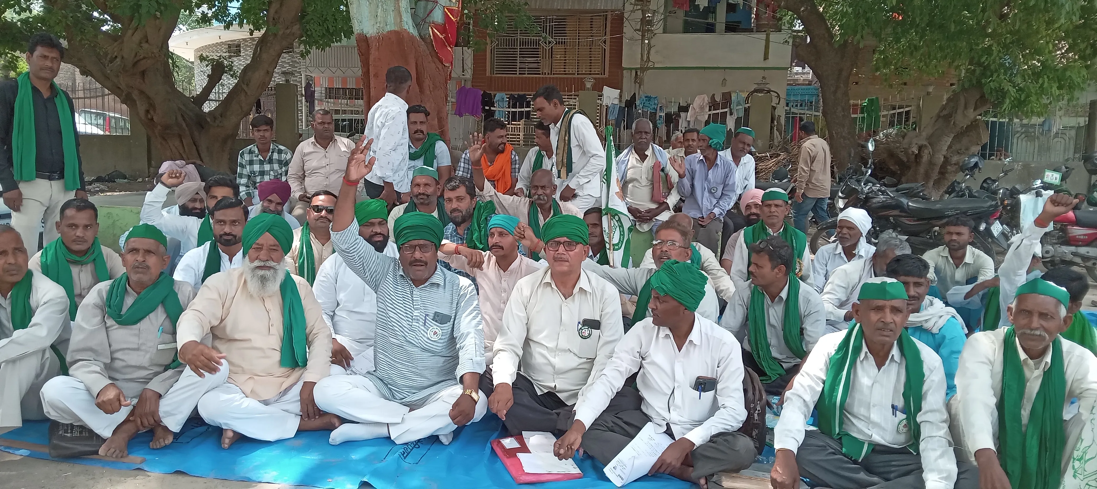 किसानों ने सौंपा