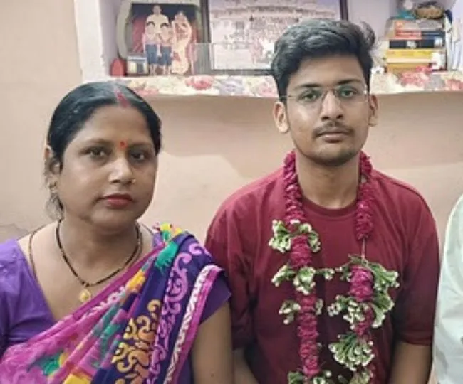 मां के साथ प्रथम रत्नाकर।