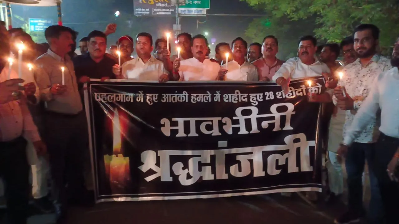 रोहित अवस्थी की अगुवाई में निकला कैंडल मार्च 