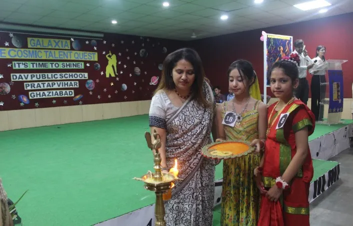 कार्यक्रम का शुभ आरंभ करते अतिथि गण 