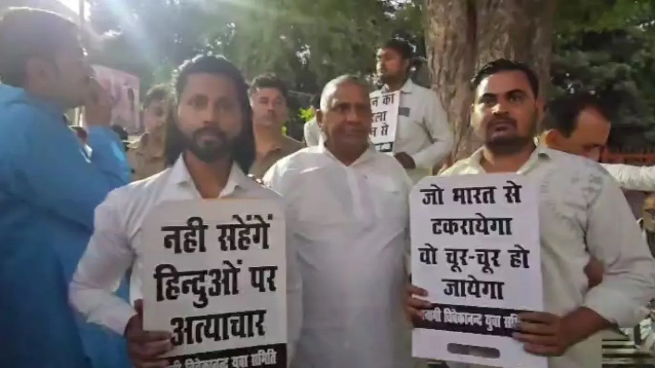 सांसद देवेंद्र सिंह भोले की अगुवाई में मोतीझील से निकला मौन जुलूस और कैंडल मार्च।