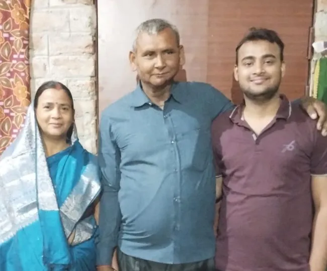 परिवार के साथ आशुतोष शुक्ला।