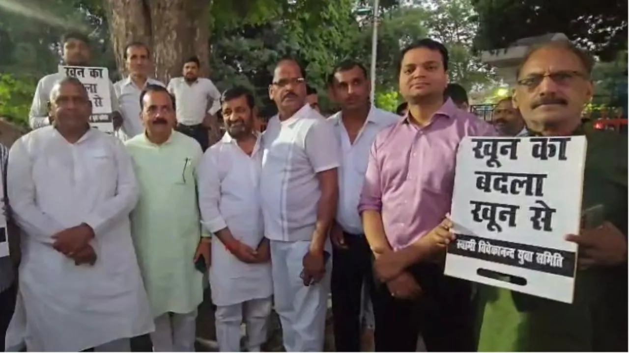 सांसद देवेंद्र सिंह भोले की अगुवाई में मोतीझील से निकला मौन जुलूस और कैंडल मार्च।