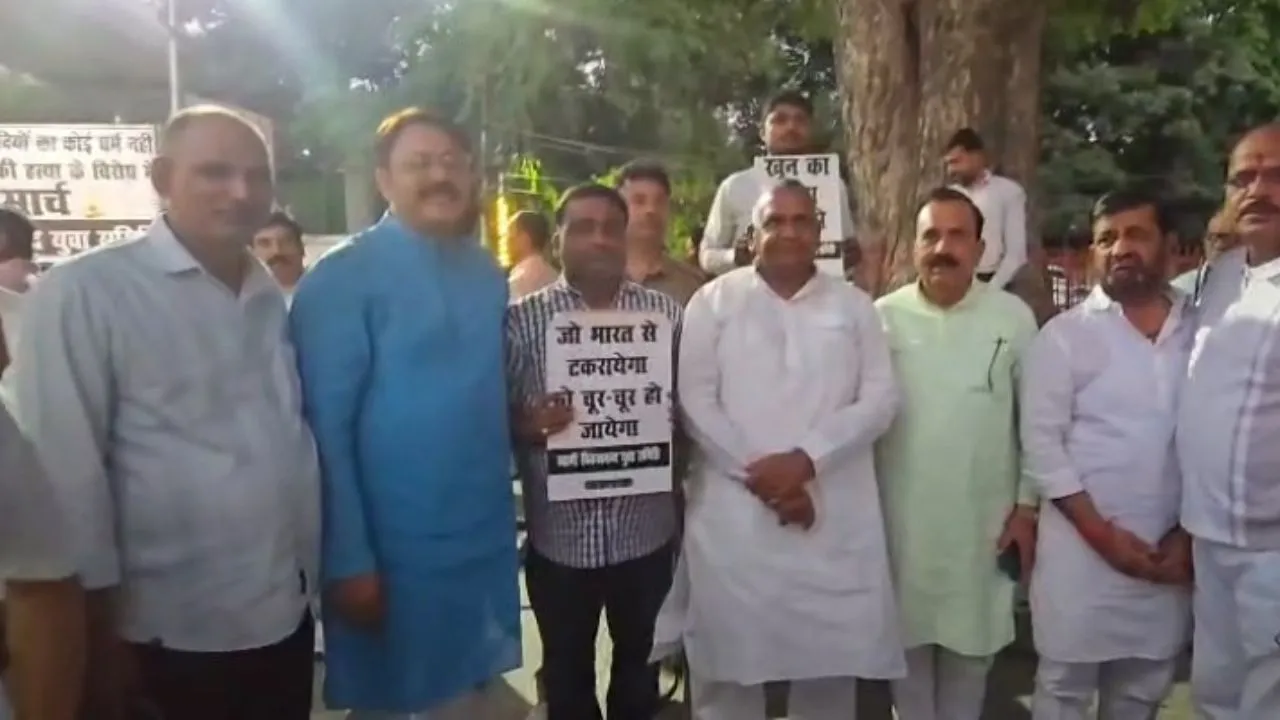 सांसद देवेंद्र सिंह भोले की अगुवाई में मोतीझील से निकला मौन जुलूस और कैंडल मार्च।