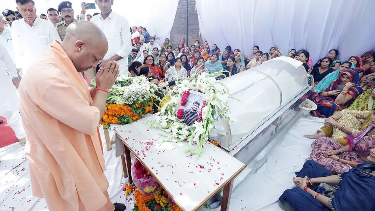 पहलगाम में आतंकी हमले में कानपुर के युवक की मौत हुई है।   