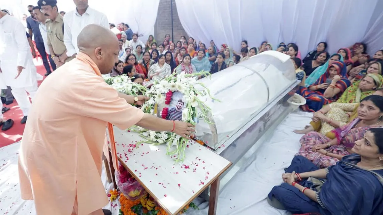 पहलगाम में आतंकी हमले में कानपुर के युवक की मौत हुई है। 