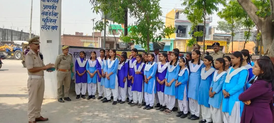 पुलिस की पाठशाला में छात्राओं को किया गया जागरूक