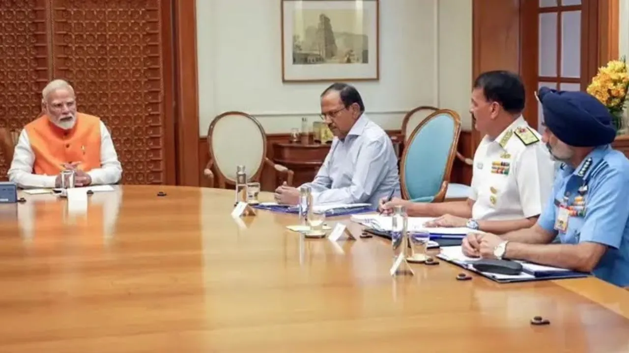 प्रधानमंत्री नरेंद्र मोदी एनएनस अजीत डोभाल और सेनाध्यक्षों के साथ बैठक 