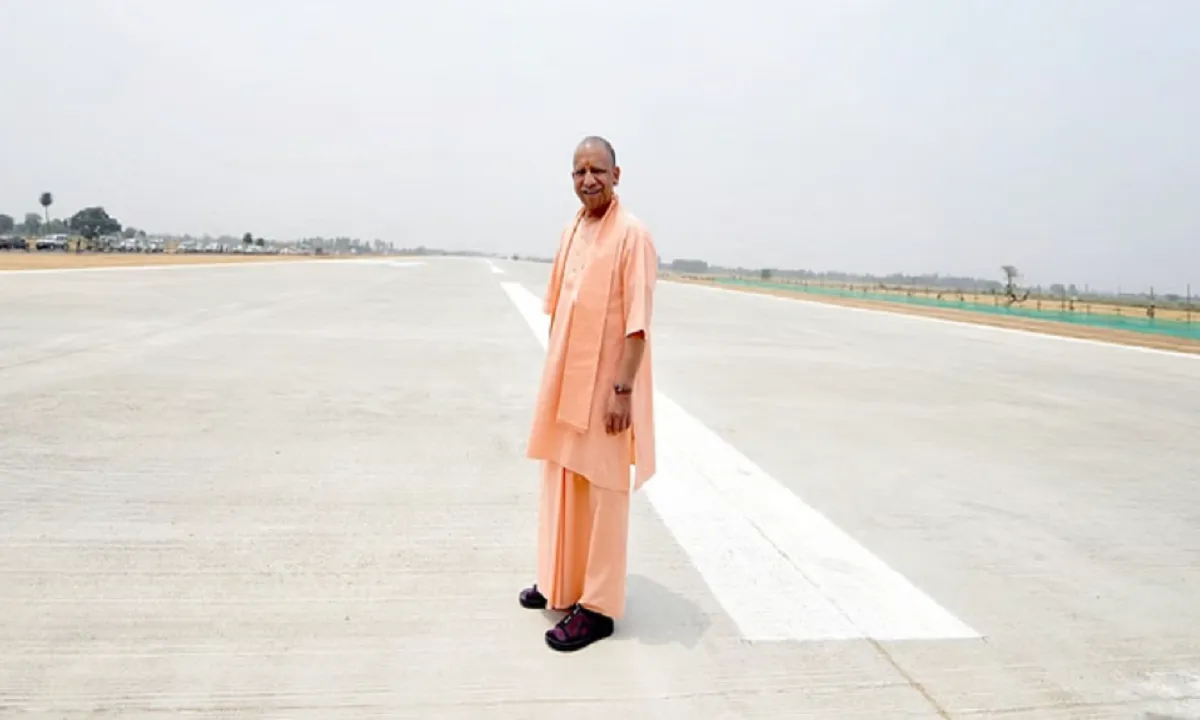 हवाई पट्टी पर सीएम योगी