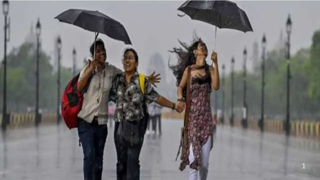 तेज बारिश से इंदिरा गांधी अंतरराष्ट्रीय हवाई अड्डे की छत का एक हिस्सा गिरा, सड़कें लबालब