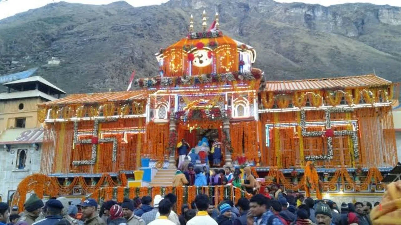 Badrinath Dham के कपाट खुले, 10,000 से अधिक श्रद्धालु पहुंचे; CM Dhami ने की पूजा, हेलीकॉप्टर से पुष्पवर्षा