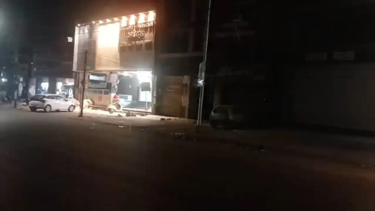 ब्लैकआउट के दौरान किदवई नगर चौराहे पर पसरा सन्नाटा। यहां लगभग सभी दुकानें बंद रहीं।