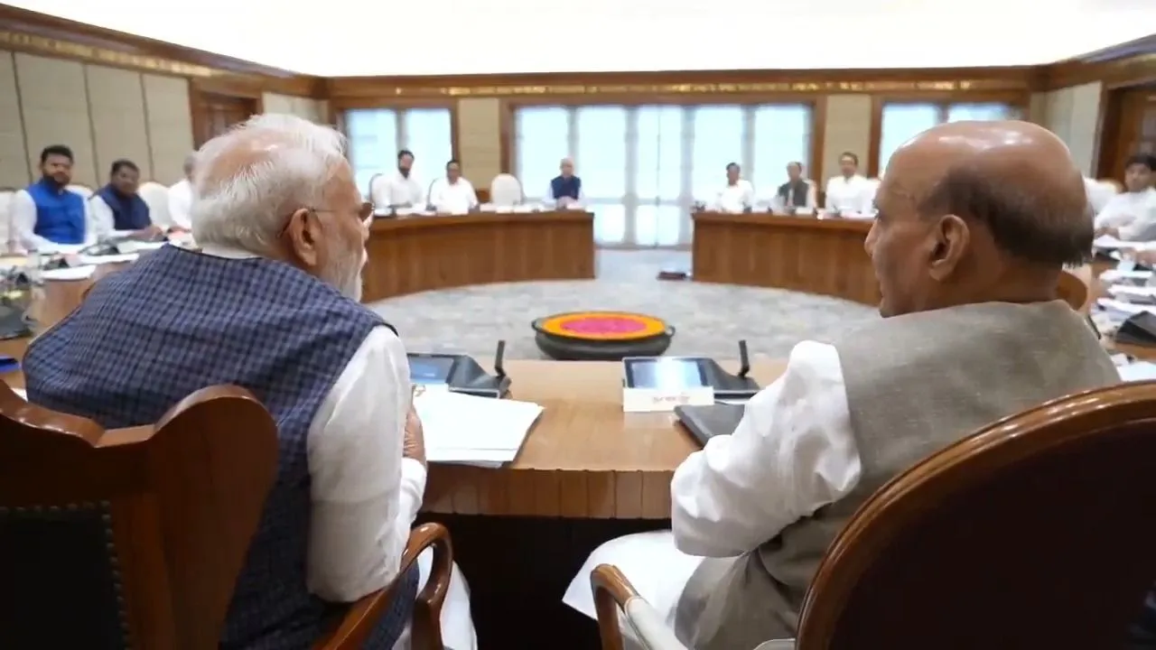 केंद्रीय मंत्रिमंडल की बैठक में पीएम मोदी और रक्षा मंत्री राजनाथ सिंह।