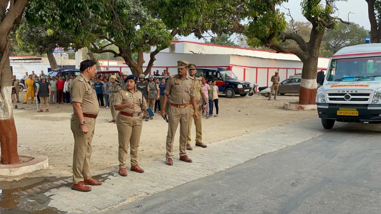 कार्यक्रम में बड़ी संख्या में स्थानीय नागरिक, पुलिसकर्मी  