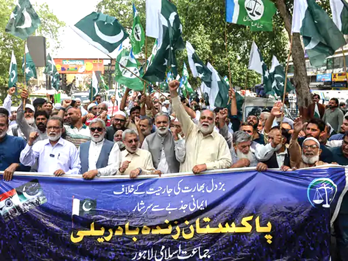 Supporters of the Jamaat-e-Islami (JI) party 