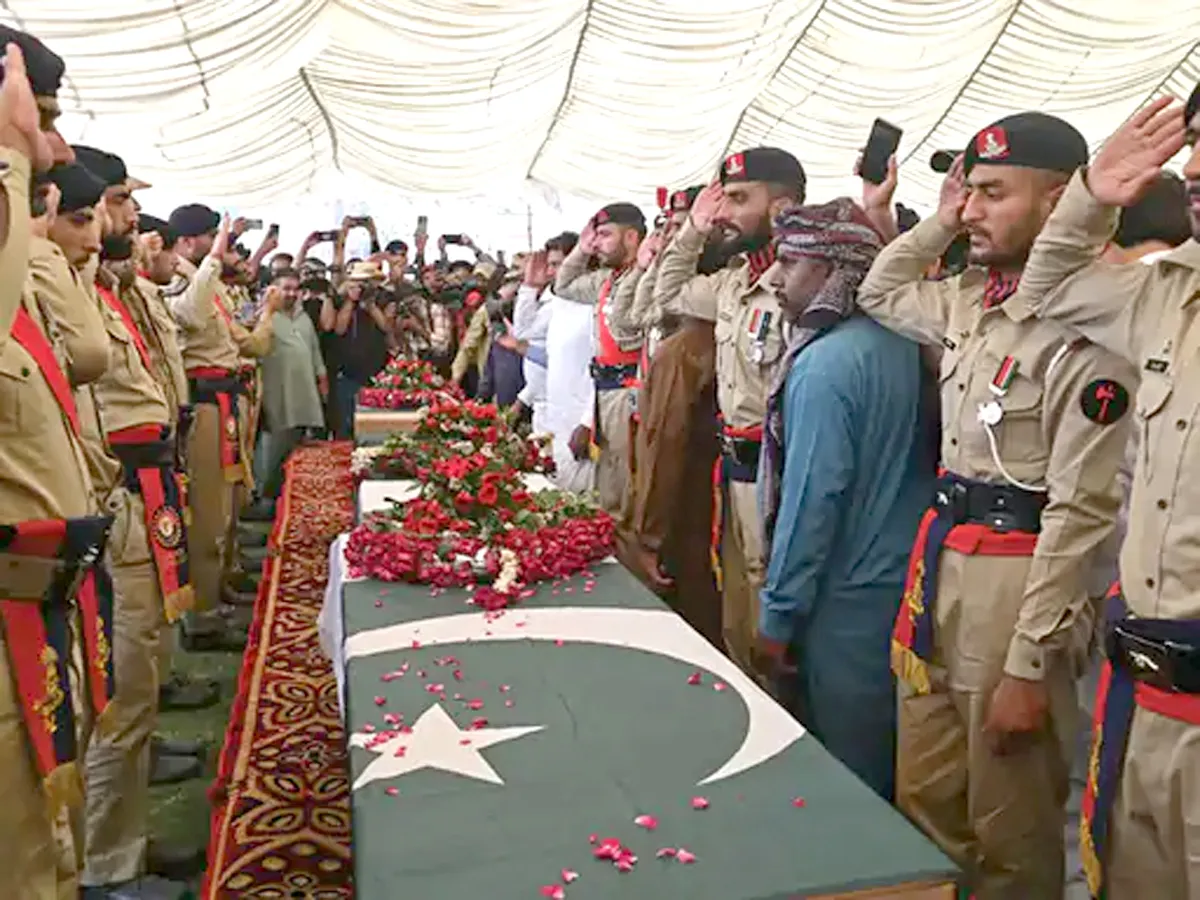The Pakistani army and police saluted the terrorists