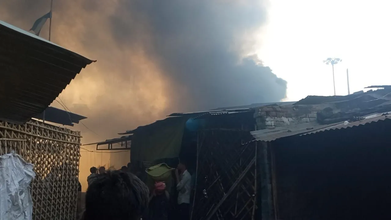 अग्निकांड से दहशतजदा लोग।