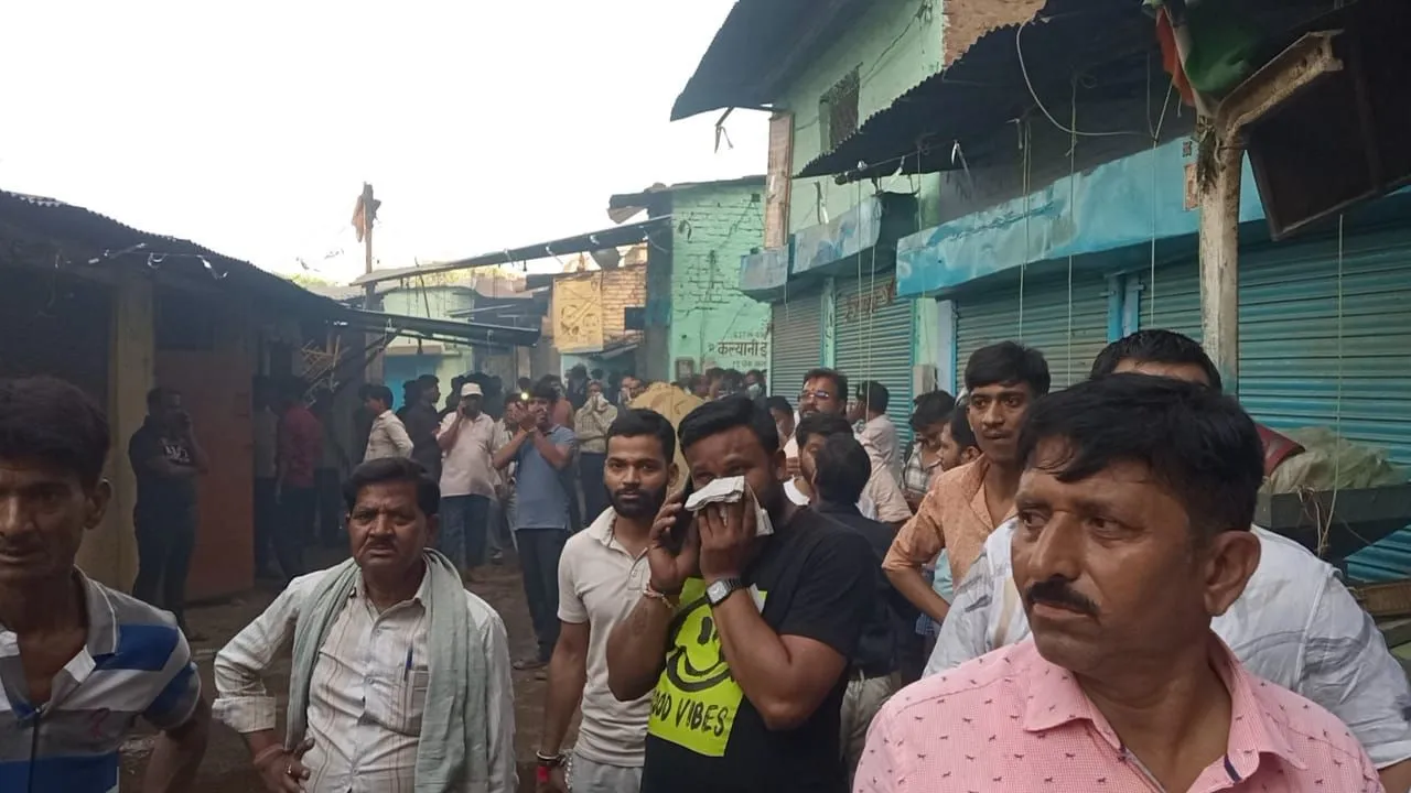 अग्निकांड से दहशतजदा लोग।