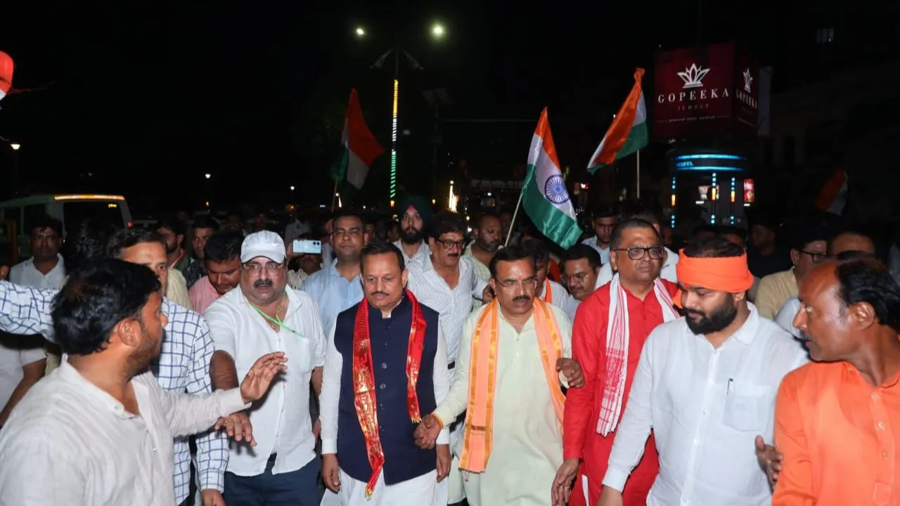 तिरंगा यात्रा निकालते भाजपाई।