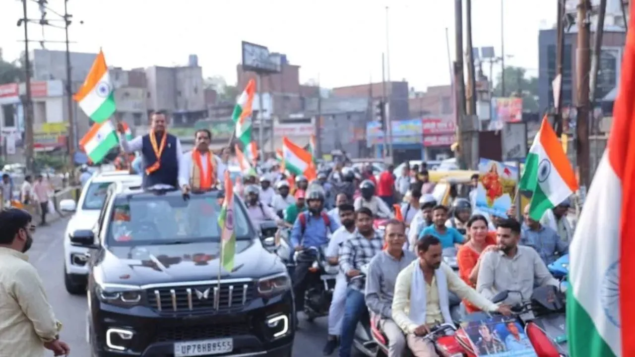 तिरंगा यात्रा निकालते भाजपाई।
