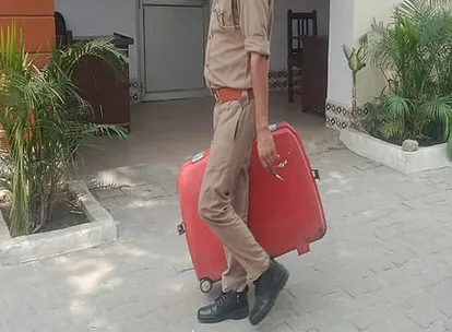 पति ने पत्नी की लाश सूटकेस में किया पैक 