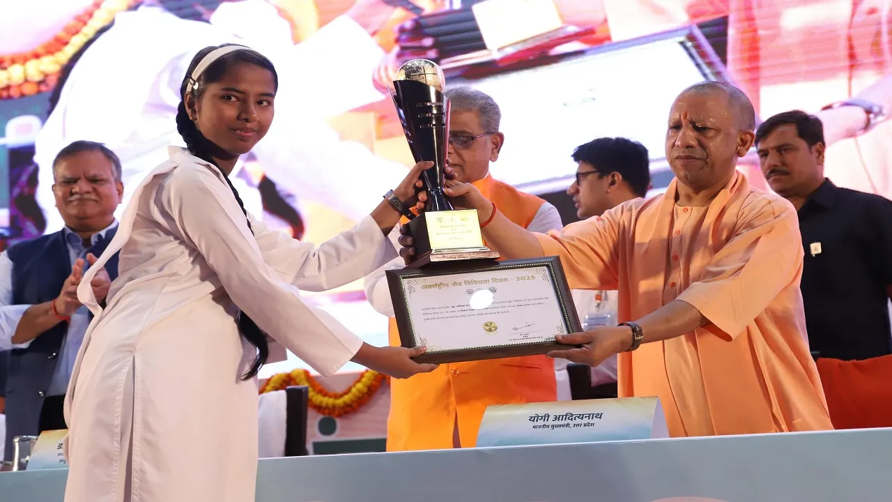 CM Yogi honored those who did excellent work