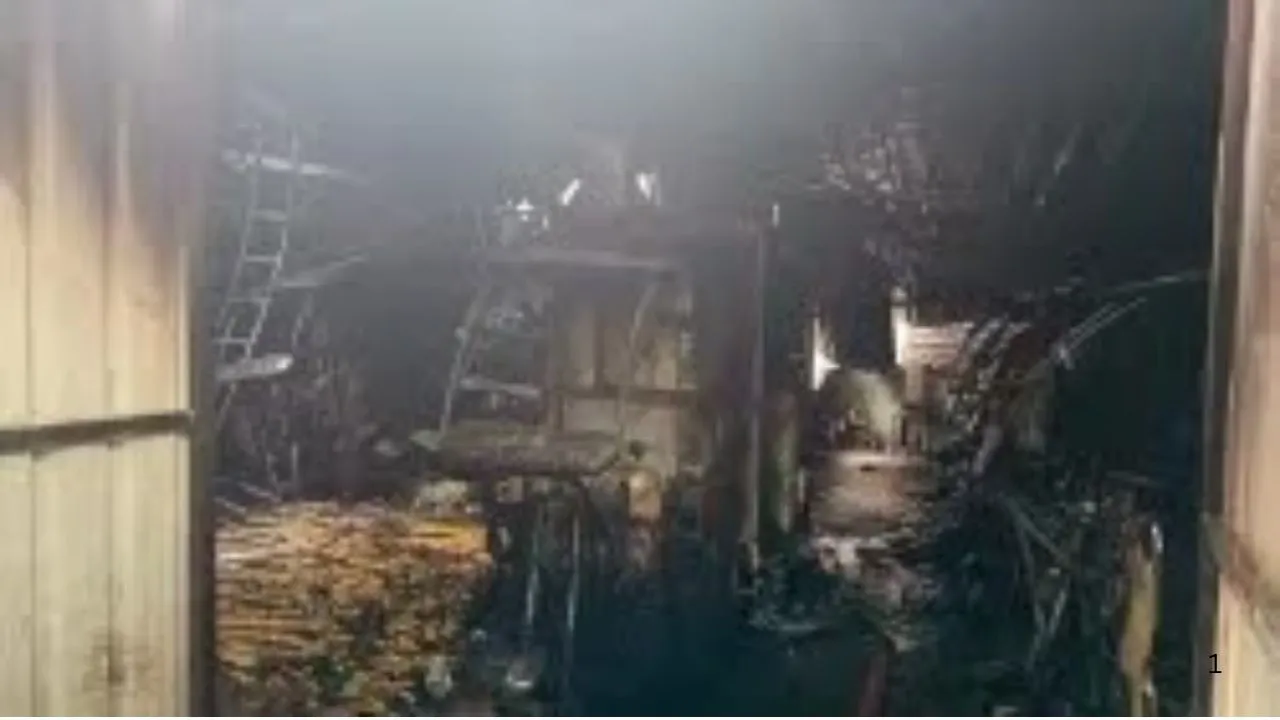 delhi, shahdara, e-rickshaw, charging station, fire, two dead