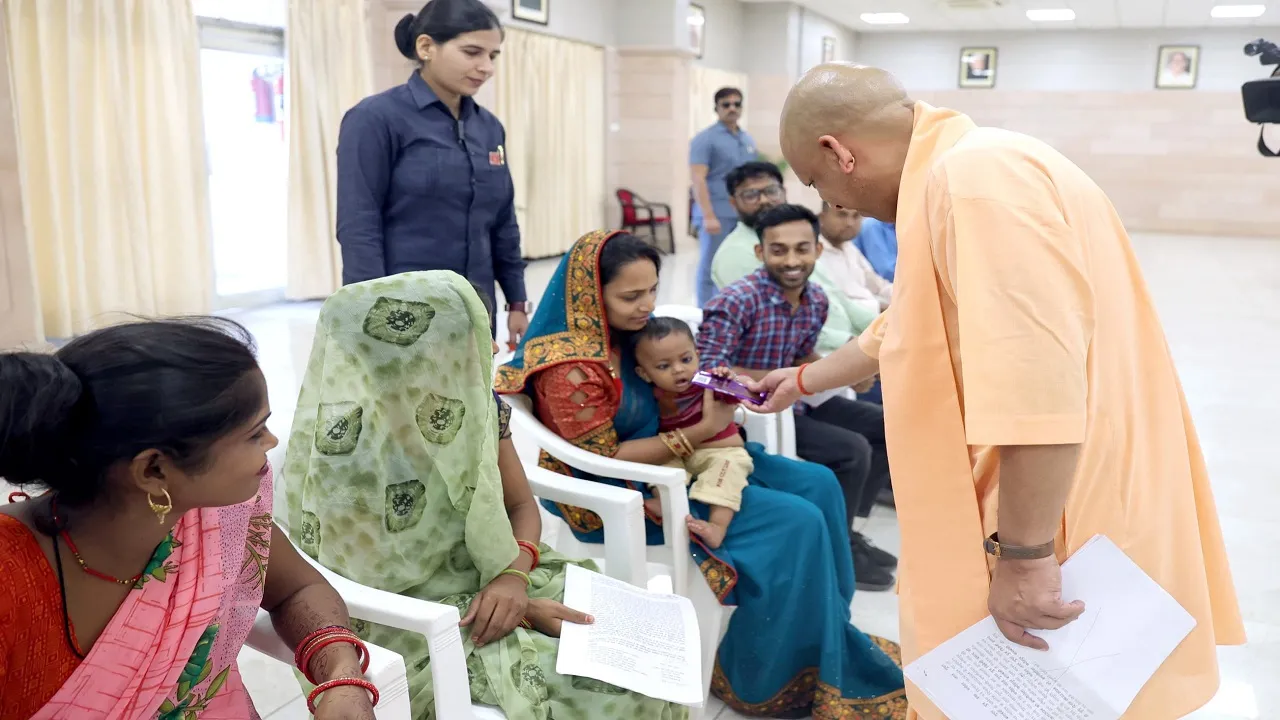 सीएम योगी ने जनता में सुनी लोगों की समस्याएं