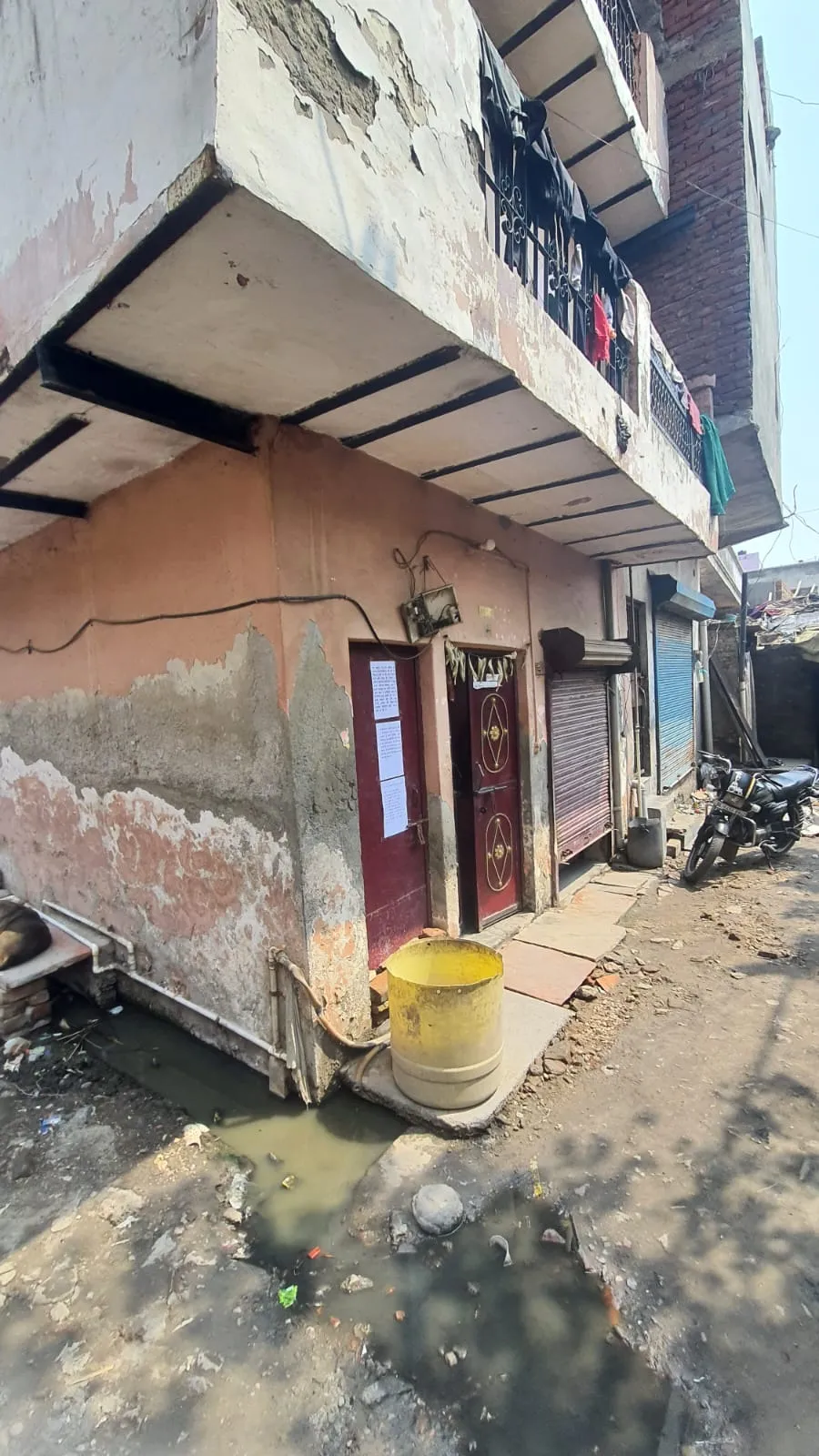 घर पर पलायन के पोस्टर 