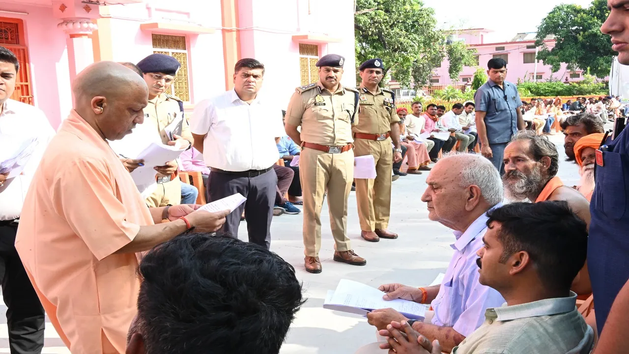 CM Yogi met the people who came for Janta Darshan.