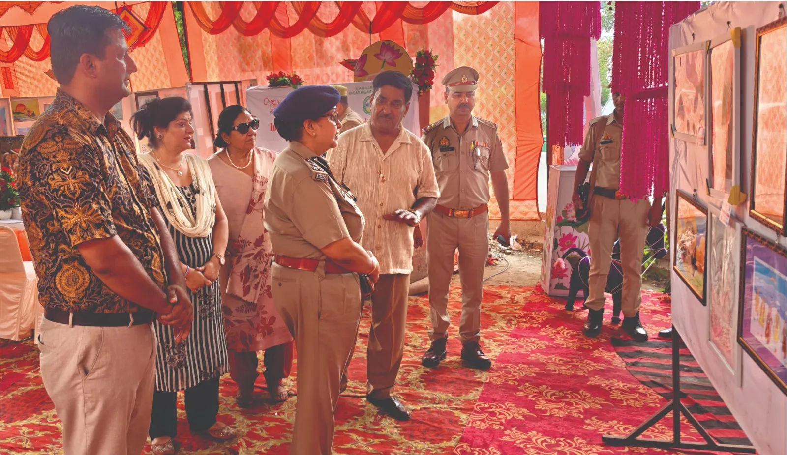 प्रदर्शनी का निरीक्षण 