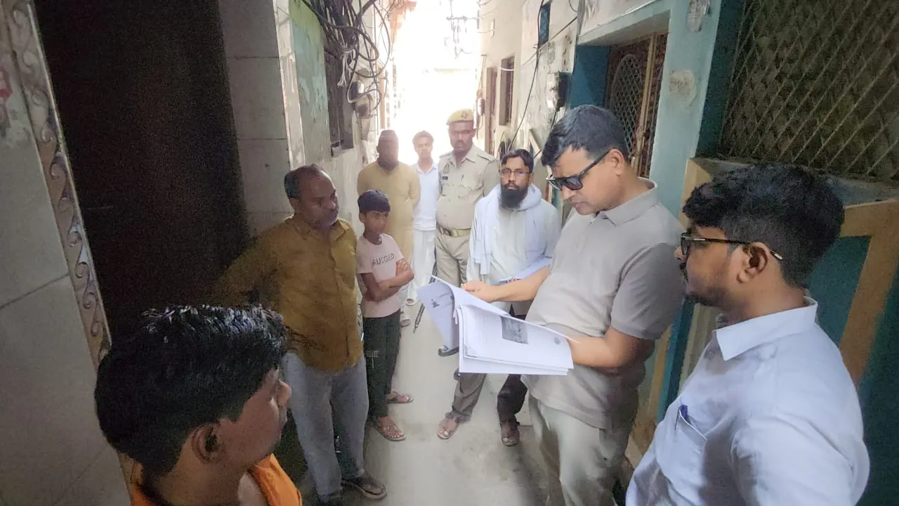 आवेदनों की जांच करते एसडीएम बिलारी 
