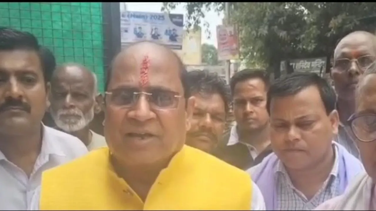 दिव्यांगों को आवास दिलाए जाने का आश्वासन देते हैं विधायक सुरेंद्र मैथानी।