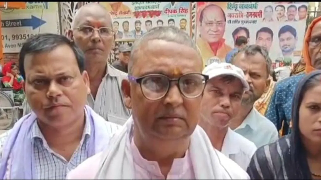 जानकारी देते राष्ट्रीय दिव्यांग पार्टी के अध्यक्ष वीरेंद्र कुमार।