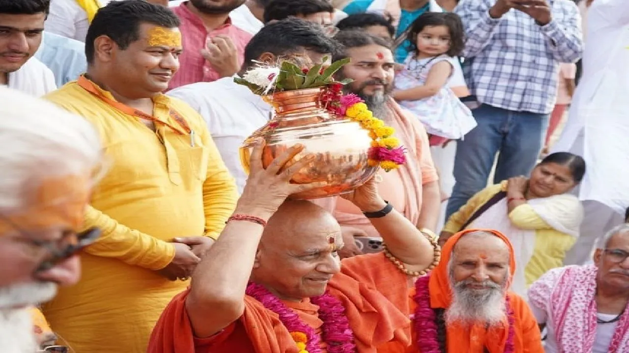 3 - कलश साधना के बाद सिर पर कलश रखे साधु-संत।