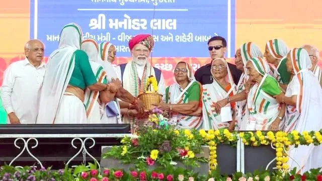 PM मोदी गुजरात की कच्छ में सिंदूर का पौधा भेंट करतीं 1971 युद्ध की वीर महिलाएं | यंग भारत 